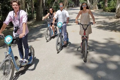 Descubra barcelona no seu ritmo com aluguel de patinete elétrico. inclui gps, dicas de moradores e água mineral para um passeio tranquilo pela cidade.