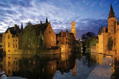 Scopri bruges con un tour guidato da amsterdam. passeggia tra strade medievali, assaggia cioccolato artigianale e ascolta leggende locali. include bus andata e ritorno e guida esperta.