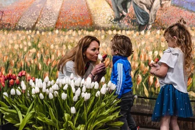 Scopri i giardini di keukenhof e una serra di tulipani partendo da amsterdam con guida privata. include pickup in hotel, ingresso salta fila e un bouquet di tulipani freschi tutto per te.