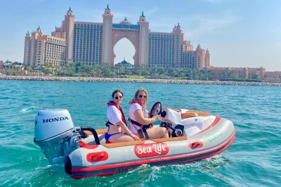 Erlebe dubais skyline vom wasser aus bei einer selbstgeführten bootstour. entdecke burj al arab, atlantis & jbr hautnah – inklusive wasserflasche und lokalem guide.