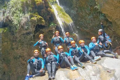 Vivi l’avventura nel canyon di matacanes con discese in corda, trekking lungo il fiume, nuotate in grotte e oltre 20 tuffi in piscine naturali. include trasporto privato, pasti e tutta l’attrezzat