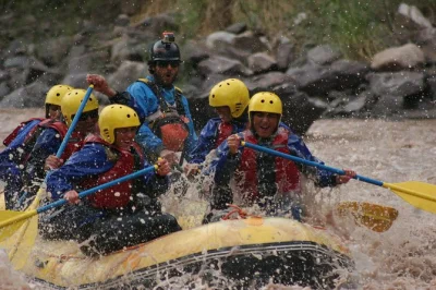 Disfruta de las termas de cacheuta y luego vive la aventura del rafting en el río mendoza con guía local. incluye transporte privado, entrada y todo el equipo de seguridad para un día sin preocupac