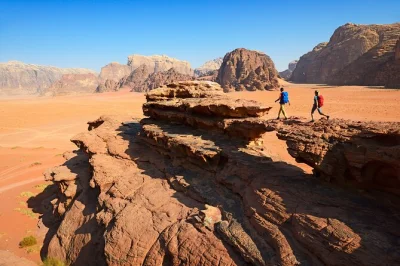 Découvrez les merveilles antiques de petra et le désert rouge de wadi rum lors d’une excursion privée d’une journée au départ d’aqaba, avec prise en charge à l’hôtel, guide local et bal