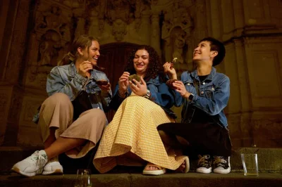 Descubre el casco antiguo de san sebastián con un chef local. prueba pintxos vascos, disfruta vinos y visita cinco bares con comida y bebida incluida.