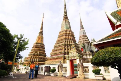Descubra o buda de ouro, buda reclinado e templo de mármore em bangkok com guia local. inclui transporte com ar-condicionado, entrada e busca no hotel.