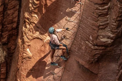 Escale a via ferrata mais alta de utah, faça rapel em slot canyons e aproveite vistas exclusivas do east zion. aventura guiada de 3 horas para maiores de 10 anos. reserve já!