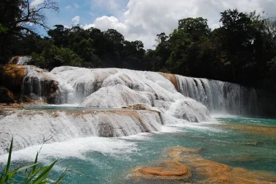 Scopri le rovine di palenque, fai il bagno alle cascate di agua azul e misol-ha e goditi panorami montani. include pickup in hotel, ingressi e possibilità di drop-off a san cristobal.