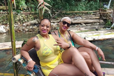 Descubre el great river en jamaica desde montego bay con un paseo en balsa de bambú guiado por locales. incluye transporte privado, entrada a lethe y masaje de pies con piedra caliza.