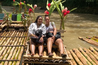 Disfruta de un paseo en balsa de bambú por el río martha brae en jamaica, guiado por un capitán local. incluye traslado privado desde el hotel, tarifas del río y paradas opcionales para compras.