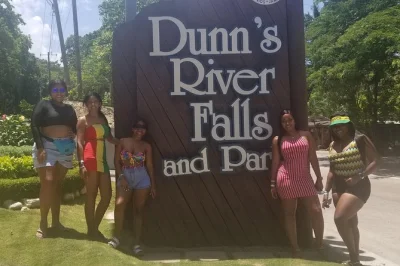 Descubre dunn’s river falls en jamaica desde montego bay con traslado privado, entrada y guía local. incluye bebidas, wifi y regreso flexible.