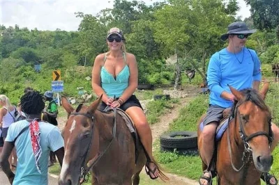 Descubre jamaica rural a caballo desde montego bay, conoce guías locales, recorre pueblos y nada con tu caballo en la playa. incluye recogida y entrada.