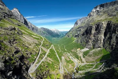 Erlebe norwegens trollstigen und trollveggen auf einer geführten tagestour ab Åndalsnes. inkl. sightseeing, ortskundigem guide und transport vom kreuzfahrthafen.