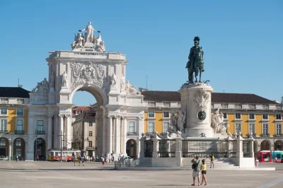 Explore os principais pontos de lisboa com um guia local, do histórico bairro alto ao monumento aos descobrimentos. inclui pickup no hotel e roteiro flexível.