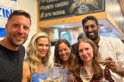 Descubre los sabores del casco antiguo de san sebastián en una ruta guiada de pintxos con cinco maridajes, historias locales y rutas adaptadas a tus gustos.