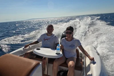 Disfruta avistamiento de delfines, snorkel en arrecifes de coral y relax en las islas giftun con guía local, recogida en hotel y fruta fresca incluida desde hurghada.