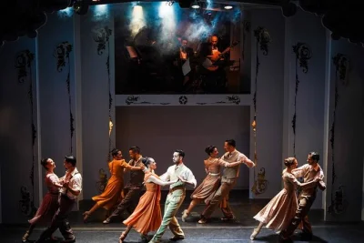 Disfruta un show de tango legendario en buenos aires en café los angelitos, con cena gourmet, bebidas y guía local. incluye traslado para una noche sin complicaciones.