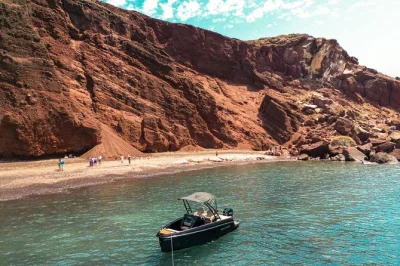 Explorez santorin en bateau rapide, découvrez l'île de thirassia, nagez près du volcan et détendez-vous à la plage rouge. matériel de snorkeling, eau en bouteille et guide local inclus.