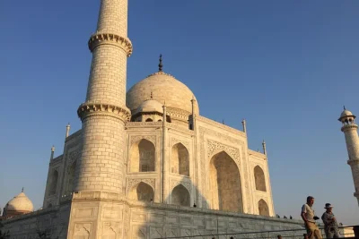 Viva o nascer do sol no taj mahal e no forte de agra com uma guia local, carro privativo e retirada flexível. opções acessíveis para cadeirantes disponíveis.