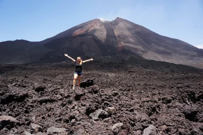 Scopri il vulcano pacaya vicino ad antigua con una guida locale, attraversa campi di lava solidificata, gusta un pranzo al sacco fresco e rilassati con il trasporto privato incluso.