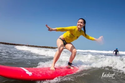 Apprenez à surfer à cartagena avec des pros locaux, profitez de conseils d’experts et repartez avec photos et vidéo pro de votre session. matériel complet et eau incluse.