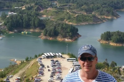 Nutzen sie ihren zwischenstopp in medellín optimal mit einer privaten tour nach guatapé und zum peñol-felsen. flughafentransfer, lokaler guide und ländliche ausblicke inklusive.