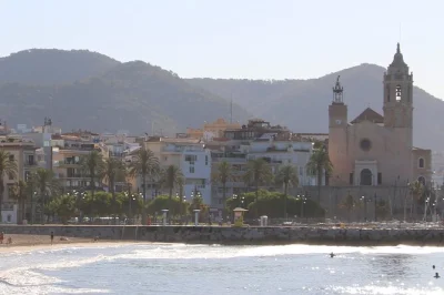 Descubra o centro histórico de sitges com um tour de áudio autoguiado, conheça as raízes do bacardi, histórias de artistas e vistas para o mar, tudo no seu tempo. acesso offline incluído.