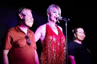 Lively drag show in puerto del carmen with contessa guapatini, comedy, live singing, audience fun, and family-friendly vibes. includes free kids’ drinks and easy seating.