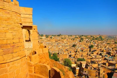 Découvrez le fort vivant de jaisalmer, les somptueux patwon ki haveli et temples jaïns lors d’une balade guidée avec un expert local. guide privé et rendez-vous flexibles inclus.