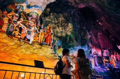 Descubre batu caves cerca de kuala lumpur con guía local, recogida en hotel y entrada incluida. explora detalles ocultos, tradiciones culturales y la icónica estatua de lord murugan.