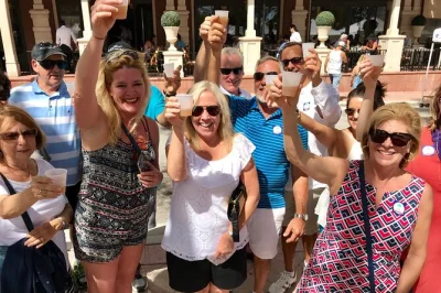 Découvrez le greenmarket de west palm beach lors d’une visite guidée matinale. dégustez café cubain, arepas, fruits tropicaux et pâtisseries avec un guide local. boissons incluses.