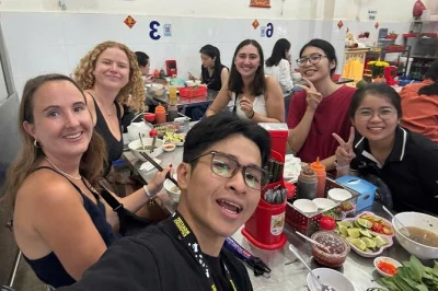 Descubra os sabores de saigon com guia local, provando 10 pratos típicos, explorando mercados escondidos e com traslado do hotel incluso. comida e bebida garantidas.