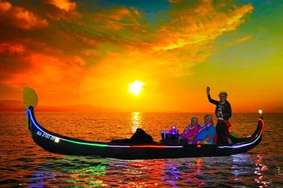 Desfrute de um passeio de gôndola ao estilo veneziano em waikiki com doces, lei havaiana e vista para diamond head. inclui bebidas, guia local e show de luzes.