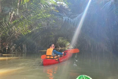 Descubra os espaços verdes de bangkok de bike, remando por canais entre palmeiras e atravessando o rio chao phraya em barco local. guia, água e equipamentos inclusos.