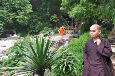 Explora el sendero de monjes en chiang mai con guía local, visita wat palad y el histórico doi suthep, y disfruta un almuerzo vegetariano en las alturas. incluye recogida y camioneta de apoyo.