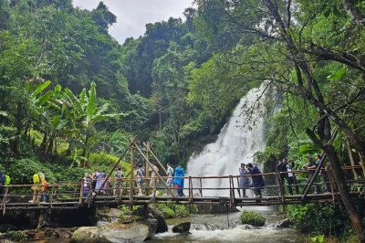 Descubre el parque nacional doi inthanon desde chiang mai con guía local, trekking de 2 horas, visita a aldeas tribales y cascadas. incluye recogida y comida.