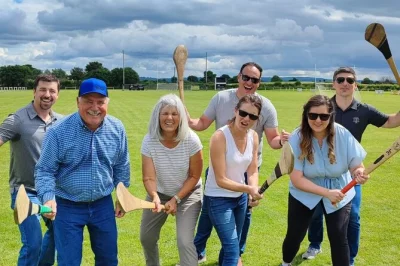 Vivez le hurling à freshford, près de kilkenny, avec un guide local. initiez-vous sur le terrain et profitez d’un moment convivial dans un pub irlandais traditionnel. matériel fourni.