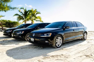 Transfer privativo no aeroporto de cancun em limousine com cervejas geladas, água, wifi e motorista local. conforto com bancos de couro, busca no hotel e reserva fácil.