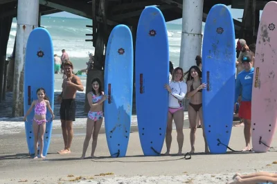 Apprenez à surfer au cocoa beach pier avec un guide local sympa, tout le matériel inclus. idéal pour débutants et groupes. moniteur et planche fournis.