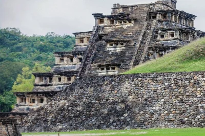 Scopri le antiche piramidi di el tajín e il rituale dei voladores a papantla in un tour guidato da veracruz con trasporto e ingresso inclusi. tour in inglese disponibili.