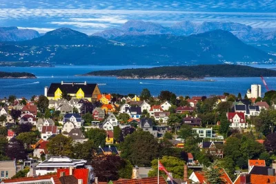 Esplora stavanger con un tour privato a piedi. visita il museo del petrolio, Øvre holmegate, valberget, la cattedrale di stavanger e la città vecchia con una guida locale.