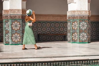 Scopri la medina di fez con una guida locale, biglietti per i monumenti, visite agli artigiani e tè marocchino incluso. un’immersione nella storia, nei mestieri e nei sapori in un solo giorno.