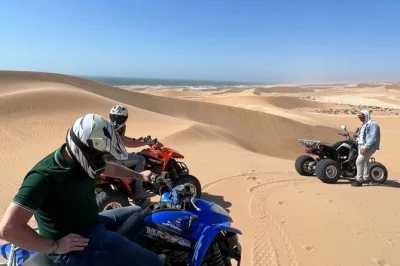 Vivez une aventure en quad et sandboard près d’agadir, avec prise en charge à l’hôtel, guide local, équipement complet et thé à la menthe marocain. petit groupe dans les dunes de tifnit.
