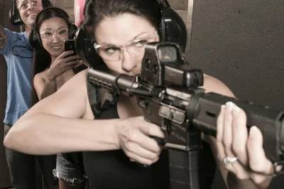Experimente armas icônicas em um estande de tiro indoor em las vegas só para mulheres. inclui transporte do hotel, instrutores especializados e vídeo gratuito da sua experiência.
