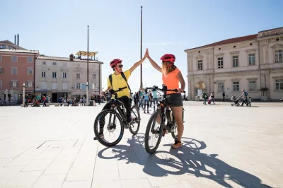 Découvrez piran, les salines et la côte slovène en e-bike avec un guide local. dégustation de vin, jambon et prise en charge inclus. vivez des saveurs authentiques et des vues incroyables.
