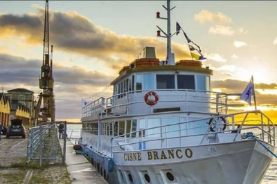 Descubra o rio guaíba em porto alegre com um passeio de barco tranquilo, narração bilíngue ao vivo, bar a bordo e vistas incríveis da cidade. embarque acessível incluso.