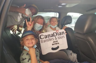 Transfer privativo no aeroporto de cancún com motorista local bilíngue, van com ar-condicionado e recepção personalizada no hotel ou resort. serviço de ida e volta incluso.