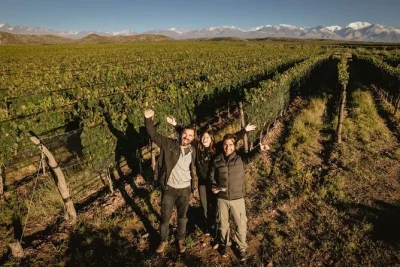 Descubre el valle de uco en mendoza con visitas privadas a bodegas, catas guiadas en bousquet y andeluna, snacks y relatos locales. incluye traslado y guía experto.