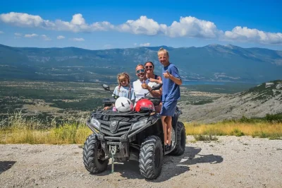 Explore trilhas de atv pelo rio cetina, nade em águas cristalinas e aproveite um piquenique caseiro. guia local, equipamentos de segurança e aventura para toda a família.
