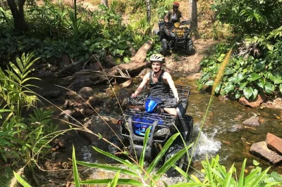 Vivez une balade en atv à khao lak, un déjeuner thaï authentique et un moment détente à la piscine khaolak waterside. transfert hôtel et guide inclus. réservez pour une journée fun et sans pri