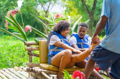 Disfruta del rafting en bambú por el río martha brae, tirolesa en good hope estate y un masaje de pies cítrico. incluye traslado desde el hotel y guías expertos locales.